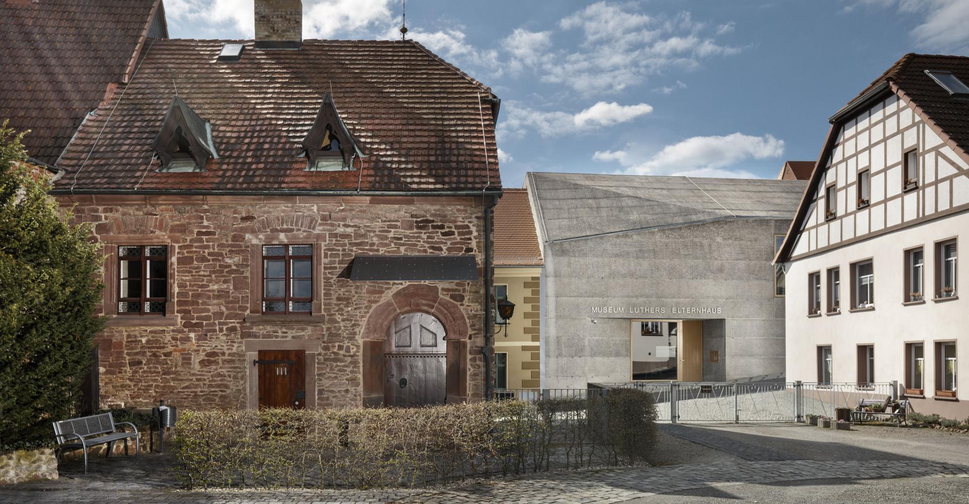 links Luthers Elternhaus und im Hintergrund das Museum