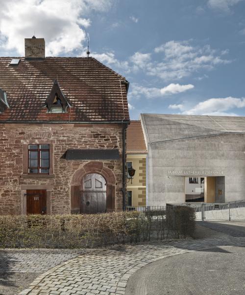 links Luthers Elternhaus und im Hintergrund das Museum