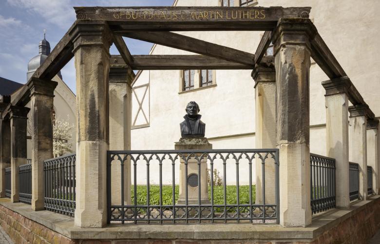 Luther-Büste vor Geburtshaus
